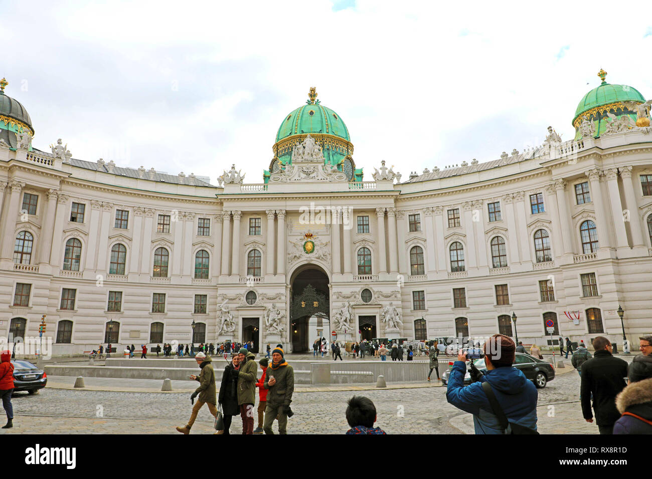Wien, ÖSTERREICH - Januar 8, 2019: Touristen nimmt Bild vor der Hofburg auf St. Michael Platz (Michaelerplatz), Wien, Österreich Stockfoto