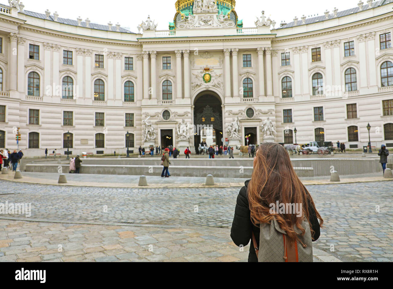 Junge weibliche Backpacker Besuch der Hofburg in Wien, Österreich Stockfoto
