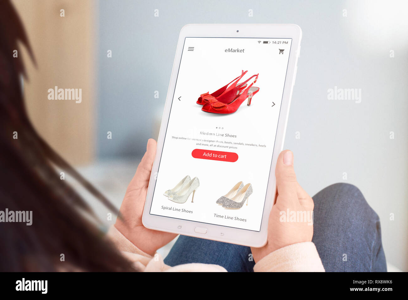 Close-up-Tablet mit eccommerce Website in Frau Hände. Schuhe Store Konzept. Flaches Design Schnittstelle. Stockfoto