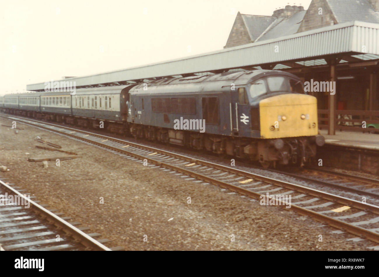 Klasse 46 46045 kommt an Durham schleppen die0922 Newcastle-Liverpool Lime Street am 3. Dezember 1983. Stockfoto