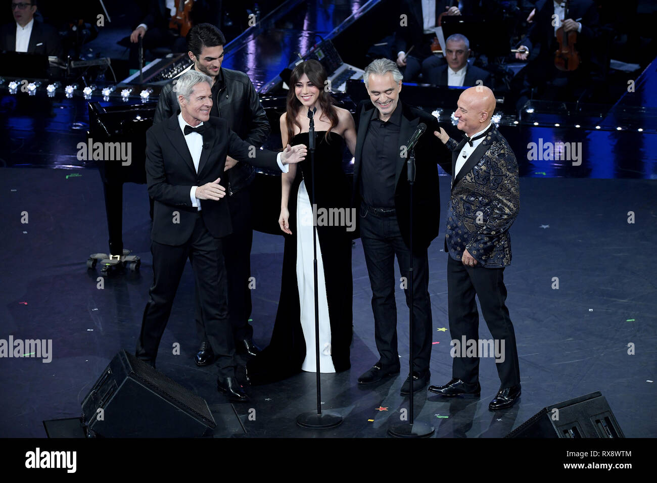 Am ersten Abend der 69. jährlichen Sanremo Festival des italienischen Liedes veranstaltet am Teatro Ariston von Sanremo Mit: Andrea Bocelli, Claudio Baglioni, Virginia Raffaele, Matteo Bocelli, Claudio Bisio Wo: Sanremo, Italien Wann: 05 Feb 2019 Bild: IPA/WENN.com ** Nur für die Veröffentlichung in Großbritannien, den USA, Deutschland, Österreich, Schweiz ** verfügbar Stockfoto