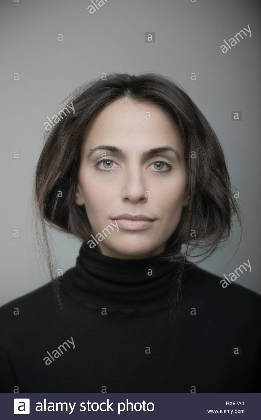 Portrait zuversichtlich, schöne junge brünette Frau mit blauen Augen Stockfoto