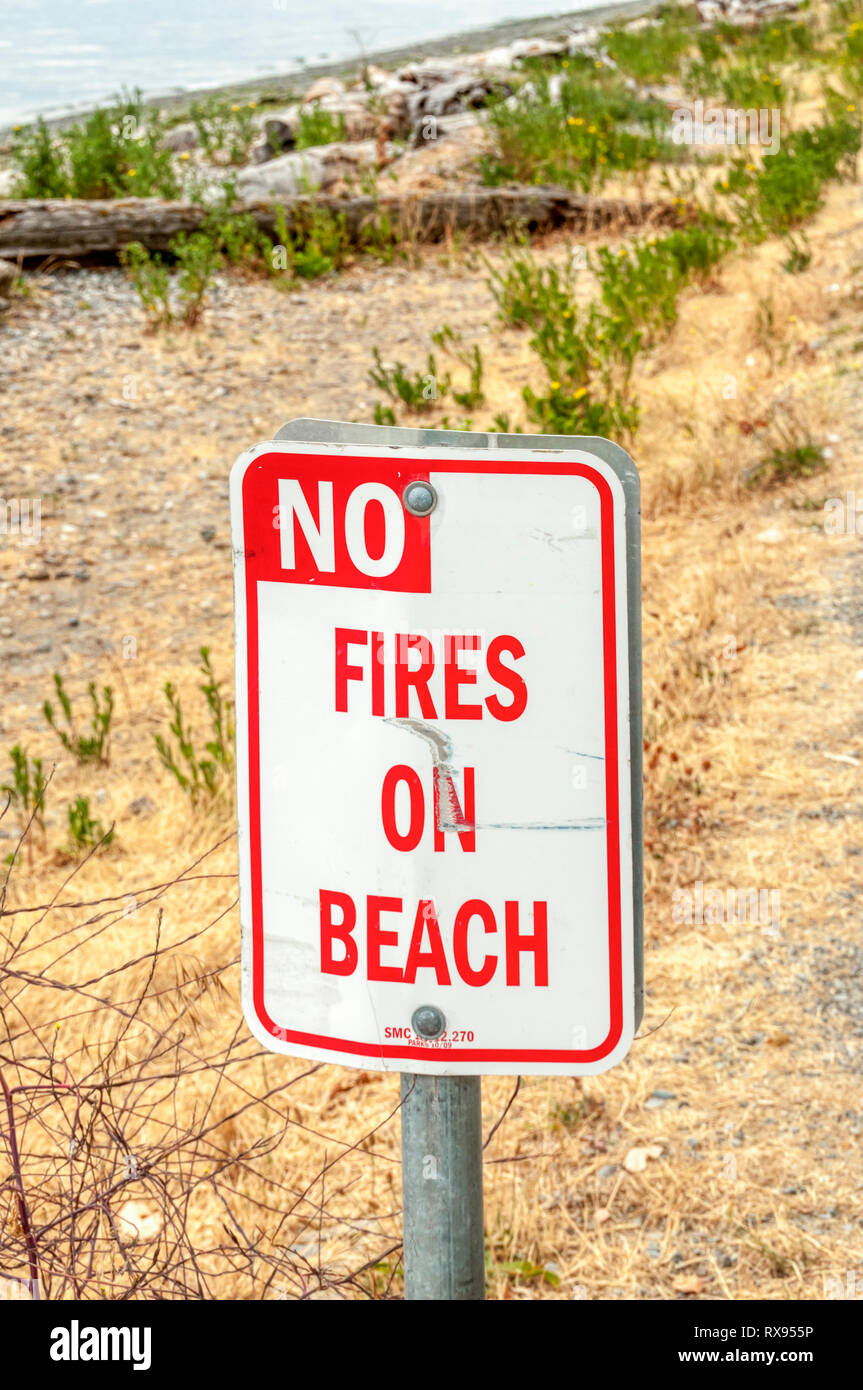 Keine Feuer am Strand anmelden. Stockfoto