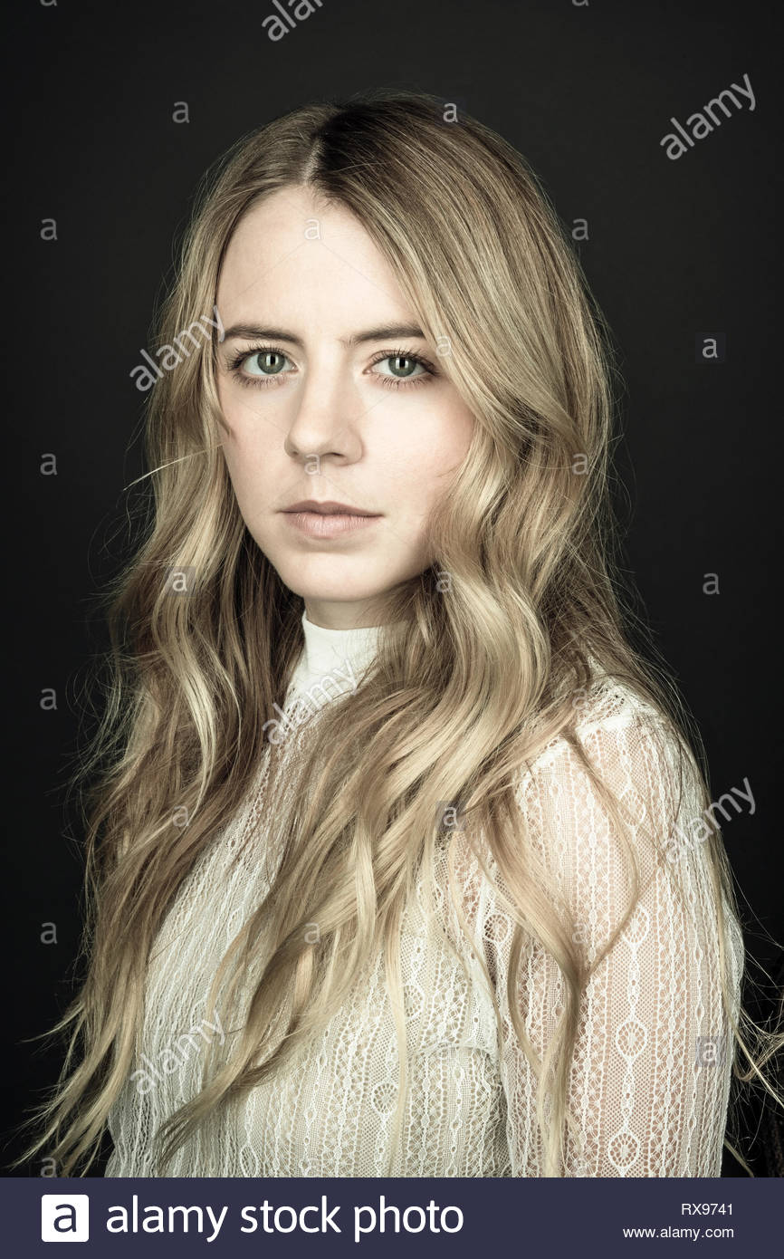 Portrait zuversichtlich, schöne junge blonde Frau mit blauen Augen Stockfoto