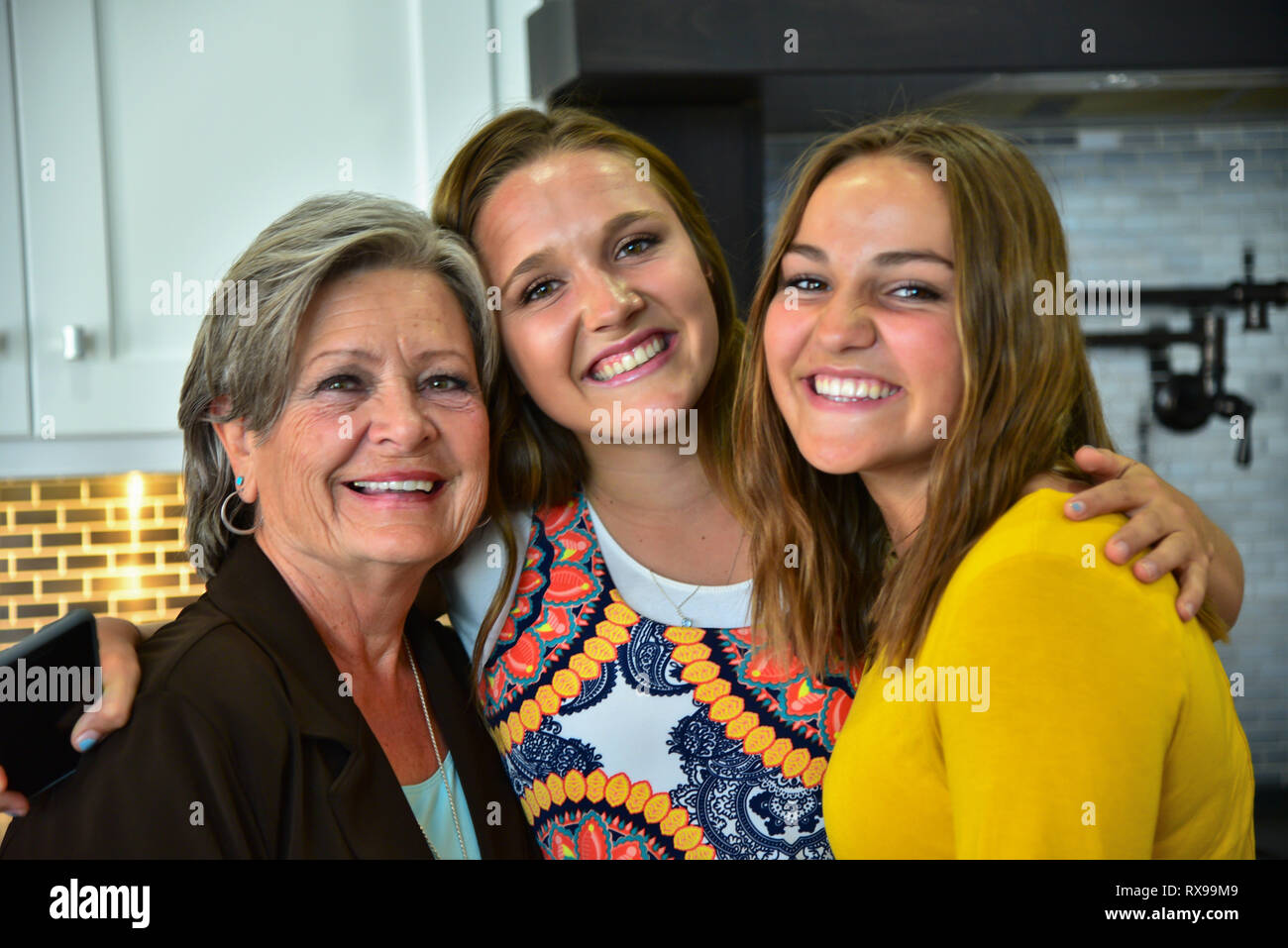 Großmutter mit Enkelinnen bei einem Familientreffen. Stockfoto