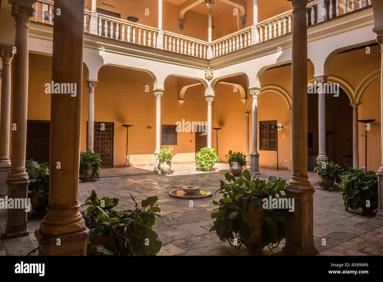 Das Innere eines Gebäudes, einschließlich einen wunderschönen Innenhof, in Granada, Spanien, Stockfoto