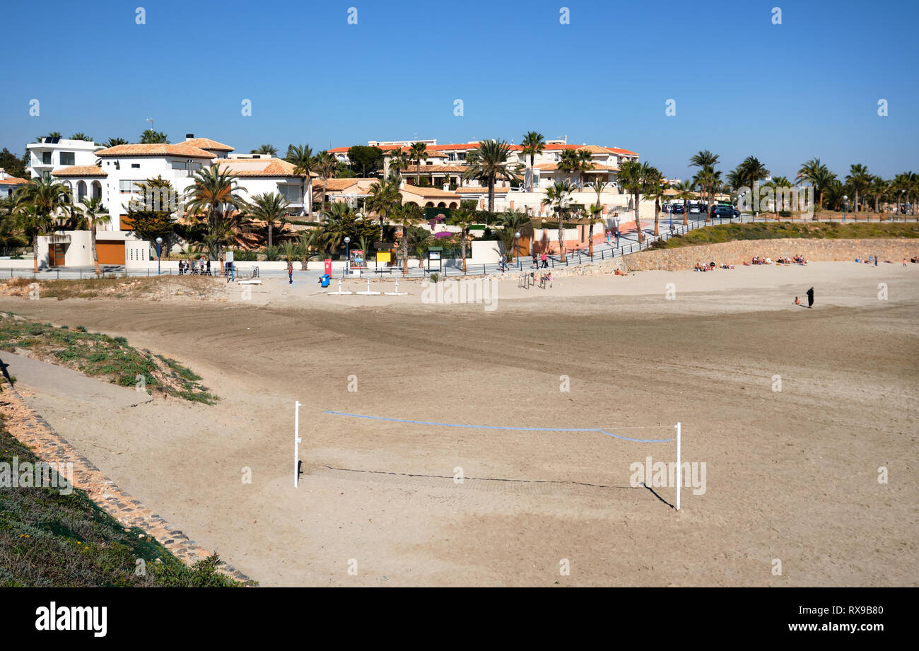Torrevieja, Spanien - 19. Februar 2019: Sandstrand Playa Flamenco Beach im Winter Touristen genießen Reisende Februar Monat liegen im Solarium bräunen Heiß warm Stockfoto