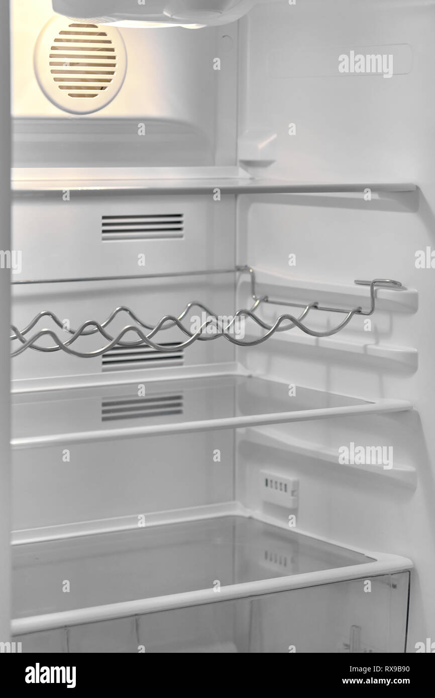 Tür der modernen Kühlschrank mit leeren Regalen und Bottle rack Öffnen,  weiße Farbe vertikale Ansicht Stockfotografie - Alamy