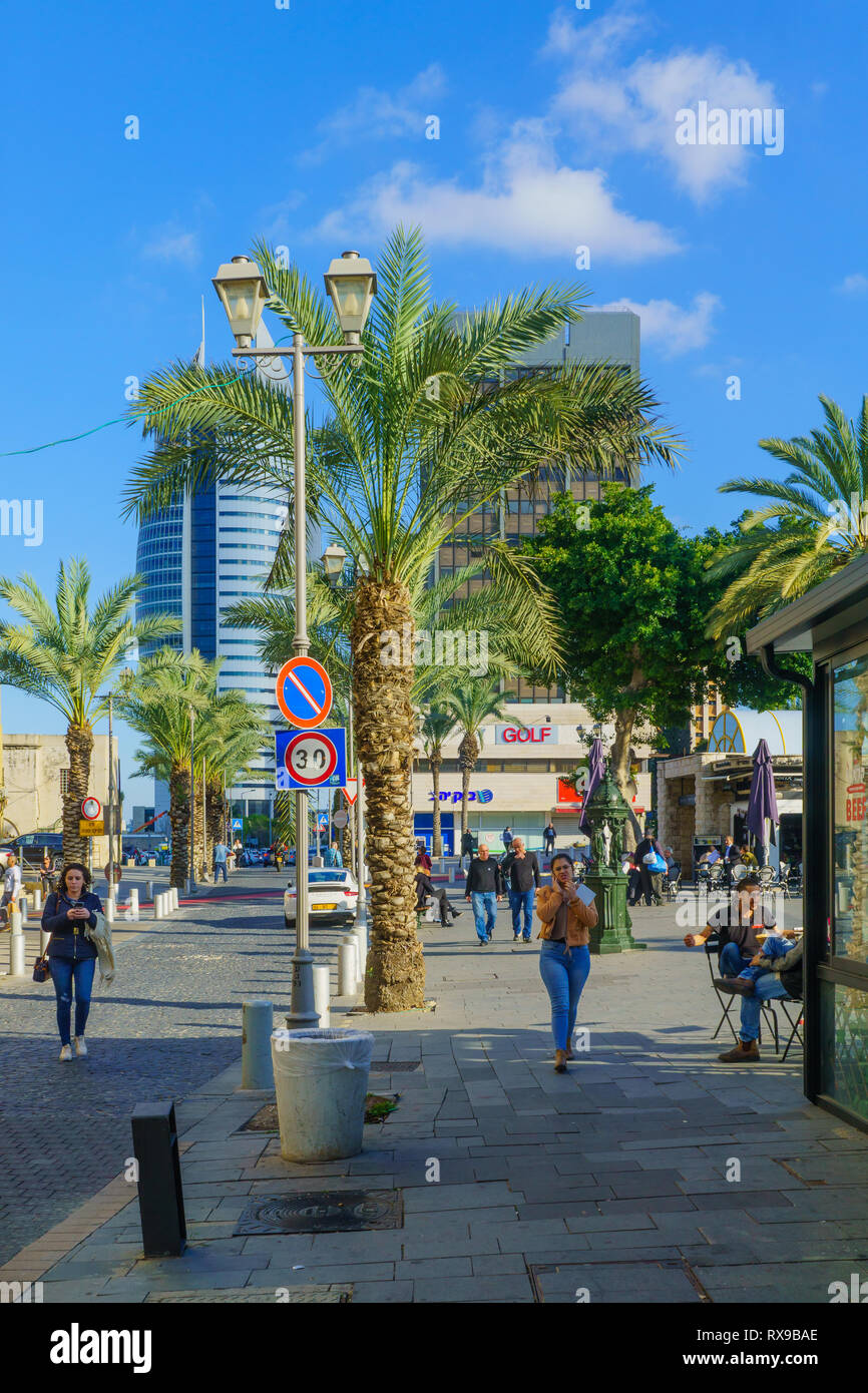 Haifa, Israel - 06. März 2019: Tatort Paris Square, mit lokalen Unternehmen, Einheimische und Besucher, in der Innenstadt von Haifa, Israel Stockfoto