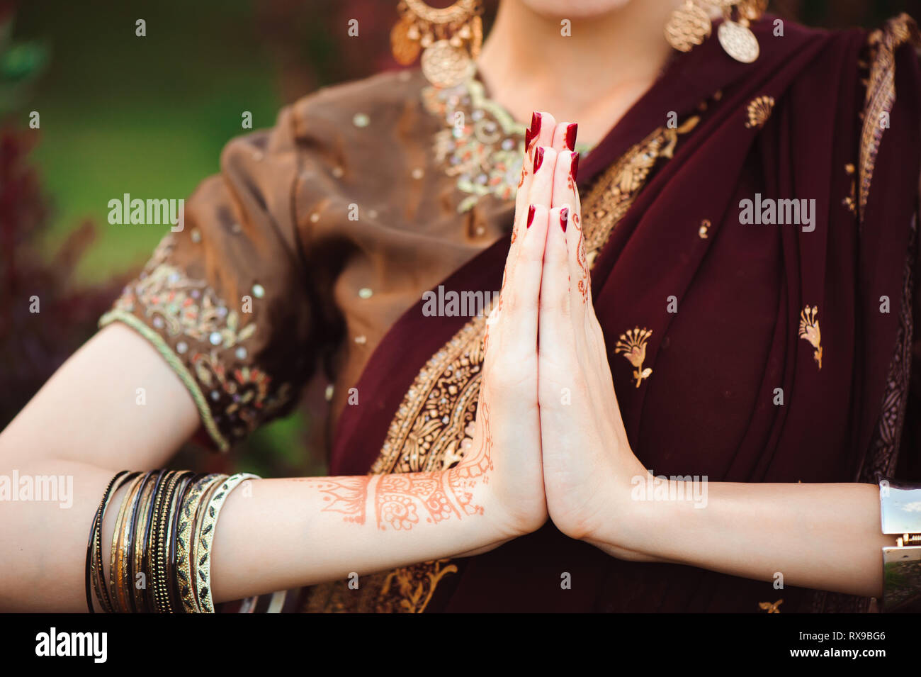 Mehndi deckt Hände der schönen indischen Frau Stockfoto