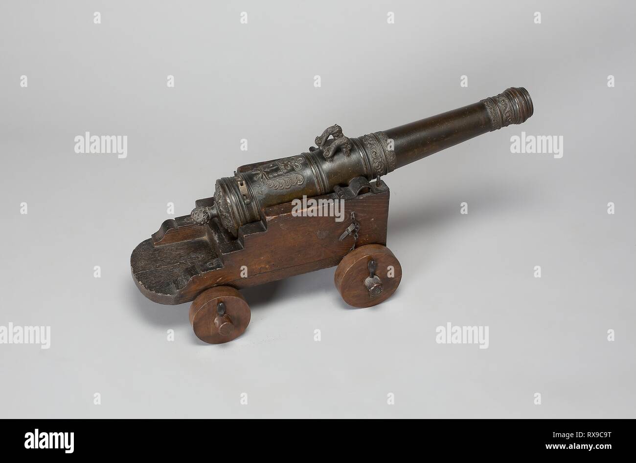 Im Feld "Modell" Kanone mit der Beförderung. Französisch, Niederländisch. Datum: 1677. Abmessungen: Länge über Alles von Cannon: 24 3/4 in. (62,9 cm) Kaliber: 1 1/18 in. (2,8 cm) Durchmesser der Räder: Vorne 4 5/8 in. (11,8 cm); Hinten 3 15/16 in. (10 cm) Abstand zwischen dem Ende des hölzernen a×el: 10 3/4 in. (27,4 cm) Gesamtlänge der montiert Cannon: 29 1/4 in. (47,3 cm) Gewicht von Cannon: 43 lb. 2 oz. Gewicht der Beförderung: 7 lb. 15 oz. Bronze und Holz. Herkunft: Frankreich. Museum: Das Chicago Art Institute. Stockfoto
