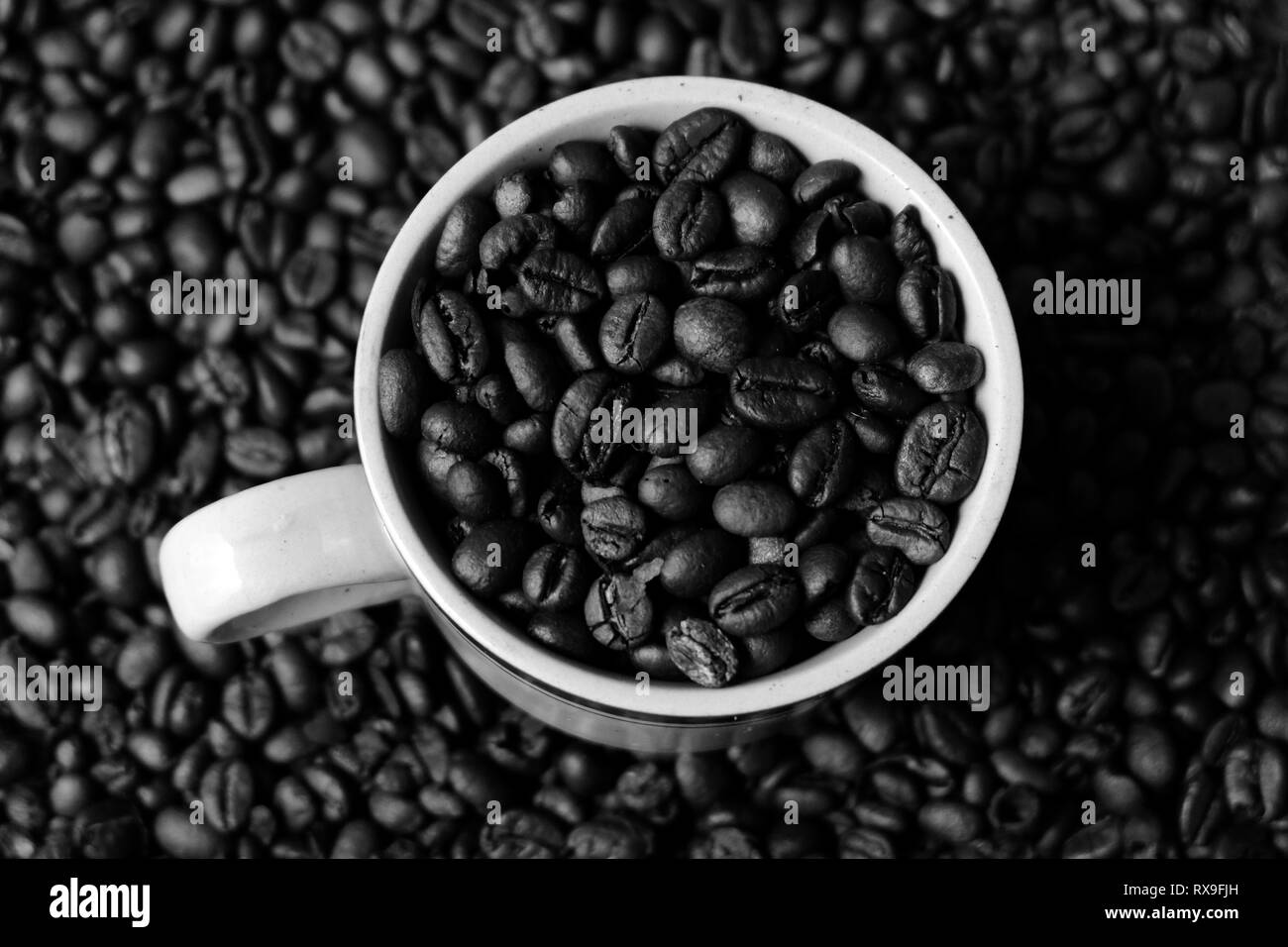 Coffee Bean Schwarz und Weiß in der Schale Stockfoto
