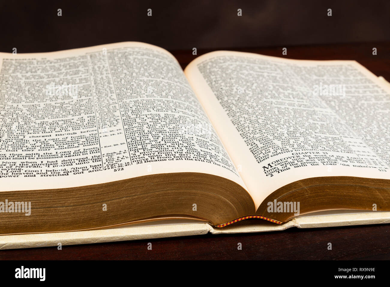 Horizontale Nahaufnahme einer alten Bibel liegen offen auf einem braunen Hintergrund. Stockfoto