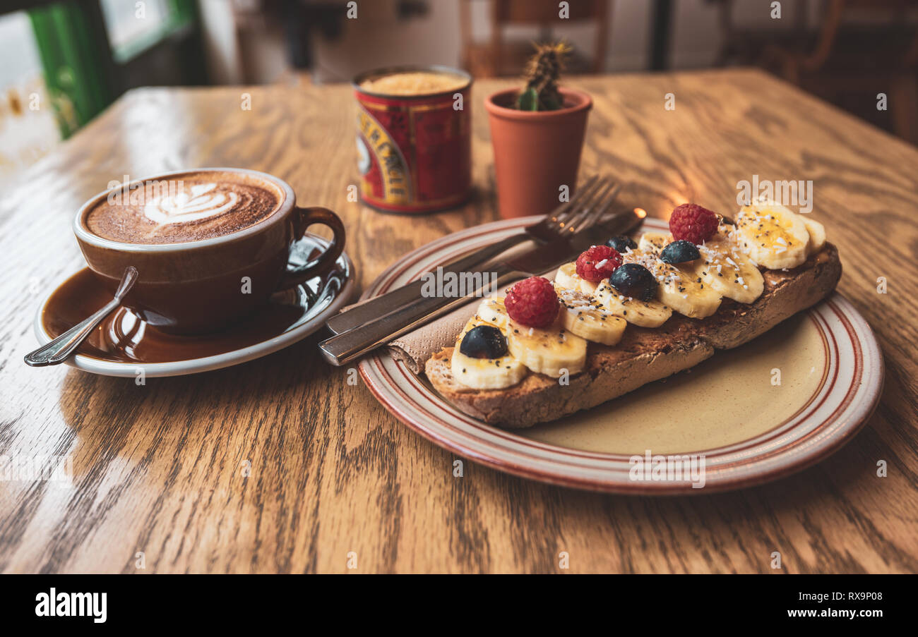 Ein gesundes Frühstück mit Kaffee und Bananen Toast auf sauerteig Stockfoto