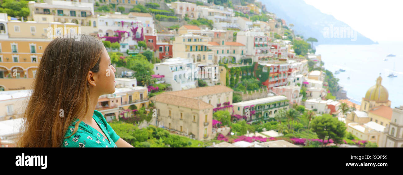 Porträt eines romantischen süsse Frau im grünen Kleid in Positano Dorf von einer Terrasse suchen, Küste von Amalfi, Italien. Panoramablick auf die Banner anzeigen. Stockfoto