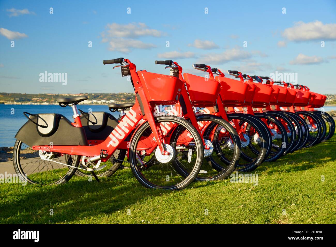 Uber Springen reiten-sharing (Fahrrad) Rot, elektrische Fahrräder (e-bikes) bis auf Gras auf Harbour Island, San Diego, USA gefüttert Stockfoto