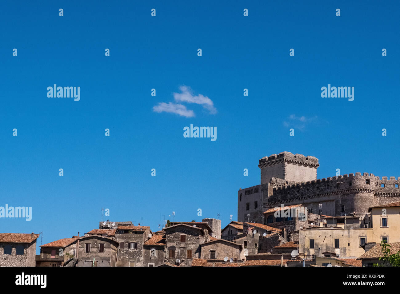 Low Angle Blick auf die Häuser am Berg gegen den blauen Himmel während der sonnigen Tag Stockfoto