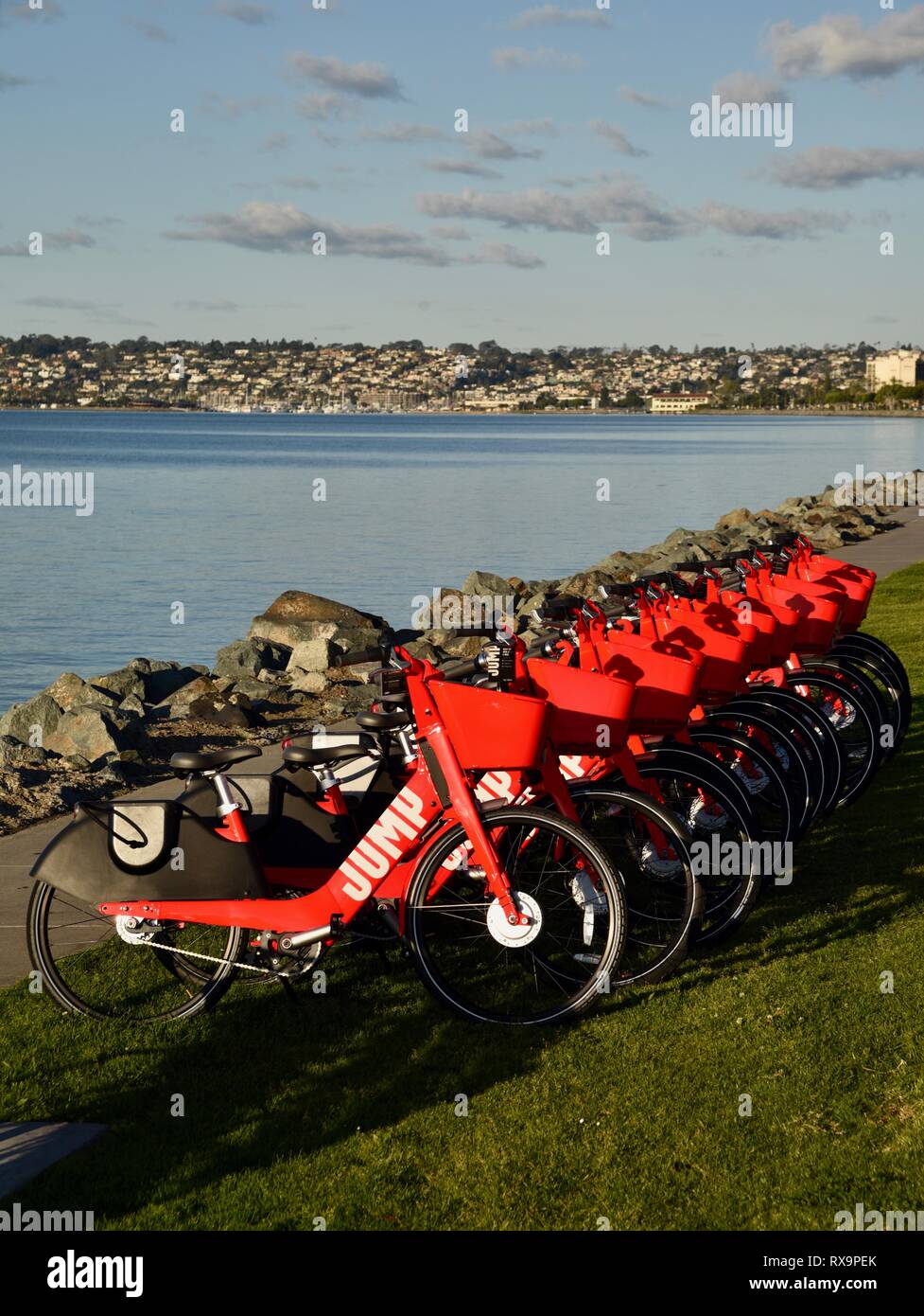 Uber Springen reiten-sharing (Fahrrad) Rot, elektrische Fahrräder (e-bikes) bis auf Gras auf Harbour Island, San Diego, USA gefüttert Stockfoto