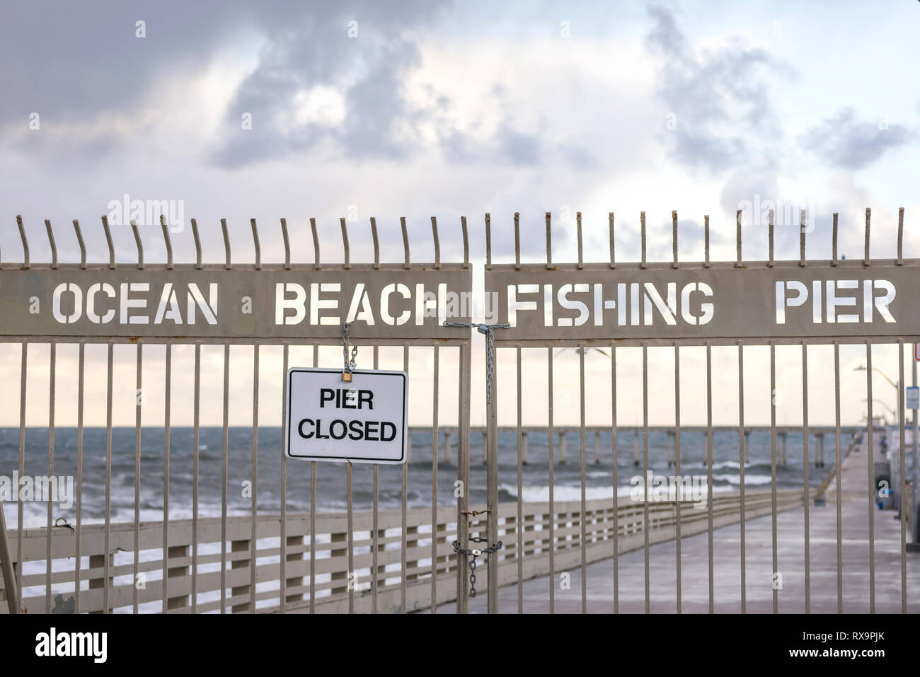 Die Ocean Beach Pier. San Diego, Kalifornien, USA. Pier geschlossen Schild an einem Zaun. Stockfoto