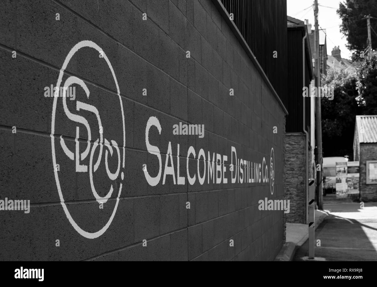 Das Vorzeichen der Salcombe destillieren Unternehmen auf der Insel Straße in Salcommbe. Stockfoto