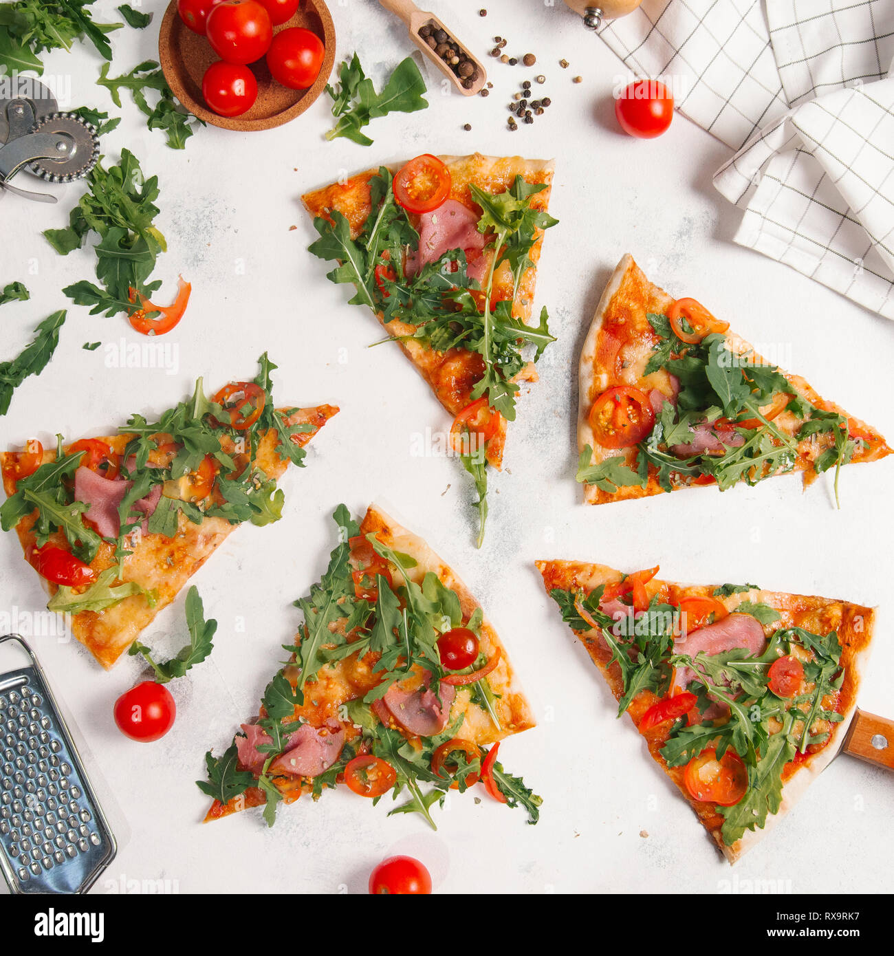 Ansicht von oben von Pizza Scheiben mit Zutaten aus Tabelle Stockfoto