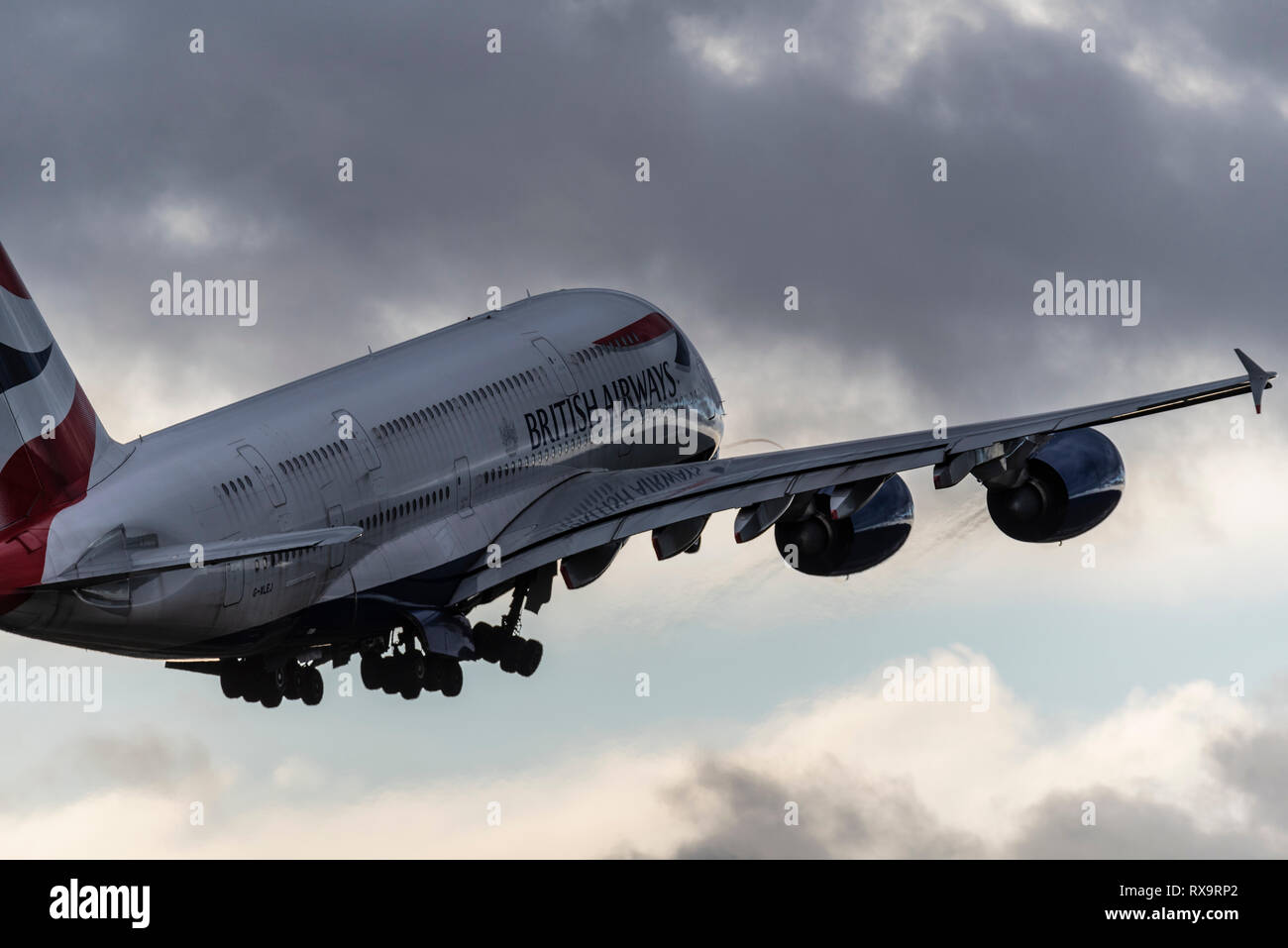 British Airways A380 Superjumbo-Jet-Flugzeug startet vom Flughafen London Heathrow bei schlechtem Wetter. Dunkle Regenwolken am Himmel Stockfoto