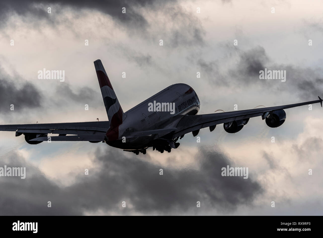 British Airways A380 Superjumbo-Jet-Flugzeug startet vom Flughafen London Heathrow bei schlechtem Wetter. Dunkle Regenwolken am Himmel Stockfoto