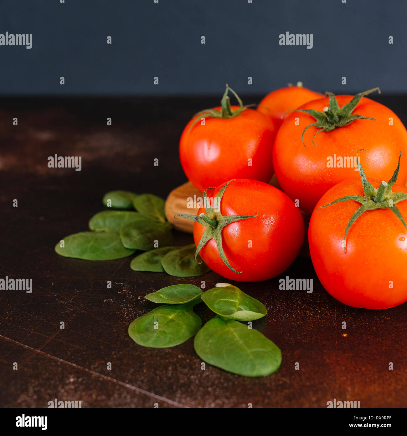 In der Nähe von Tomaten mit Basilikum auf Tisch Stockfoto