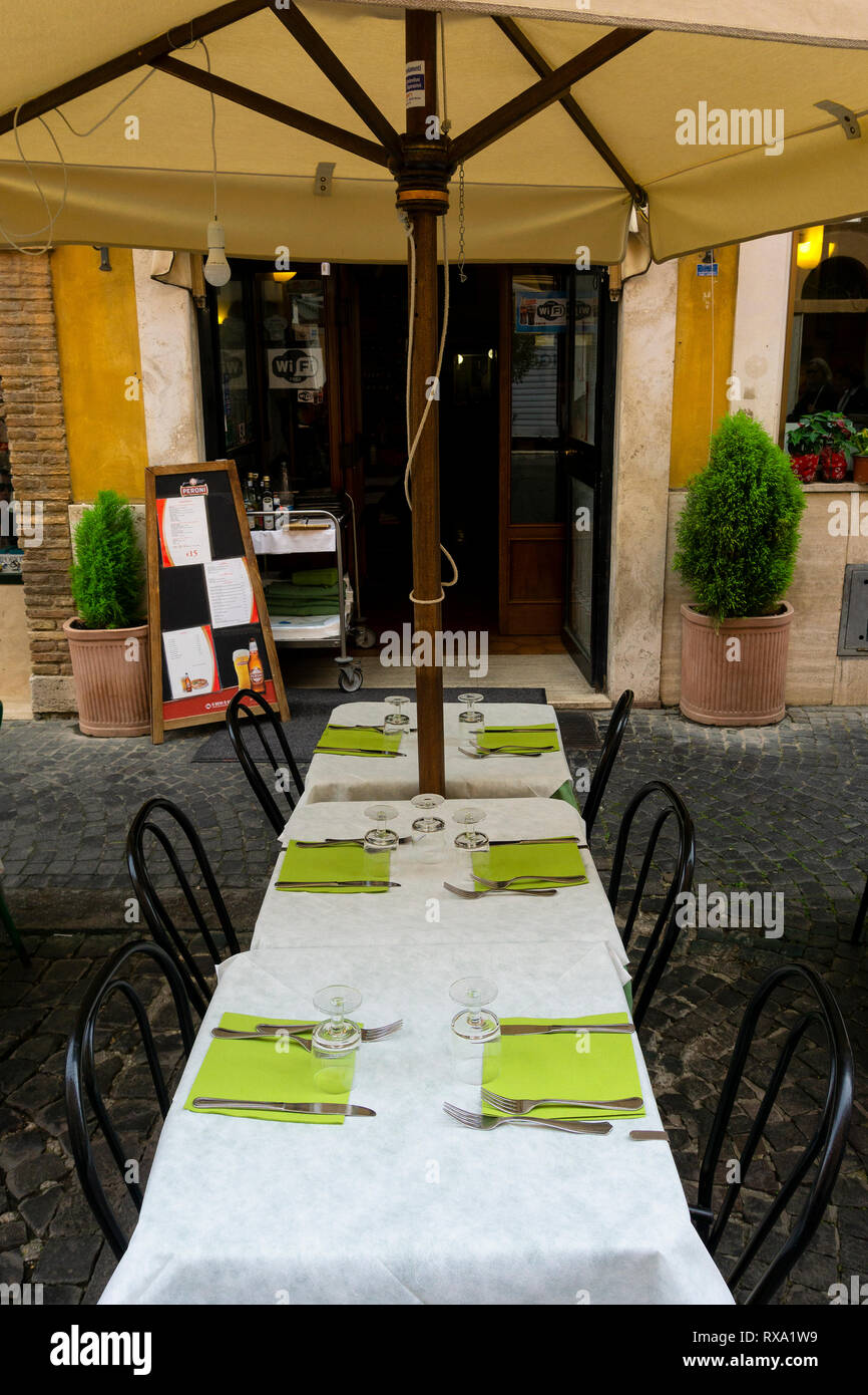 Esstisch in der Römischen Straße. Stockfoto