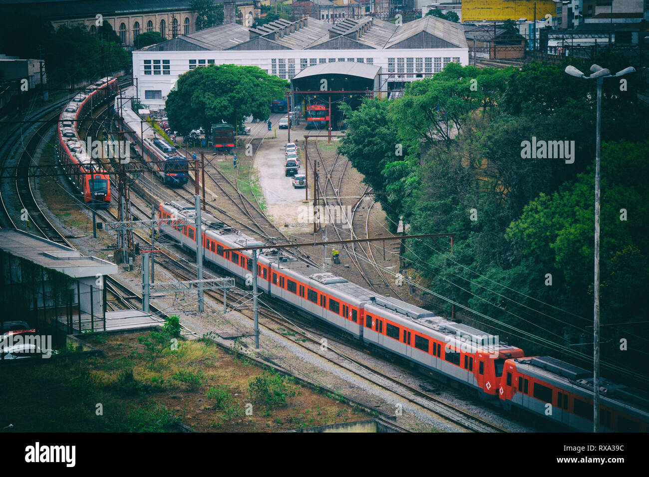 Hohe Betrachtungswinkel von Zügen im Bahnhof. Stockfoto