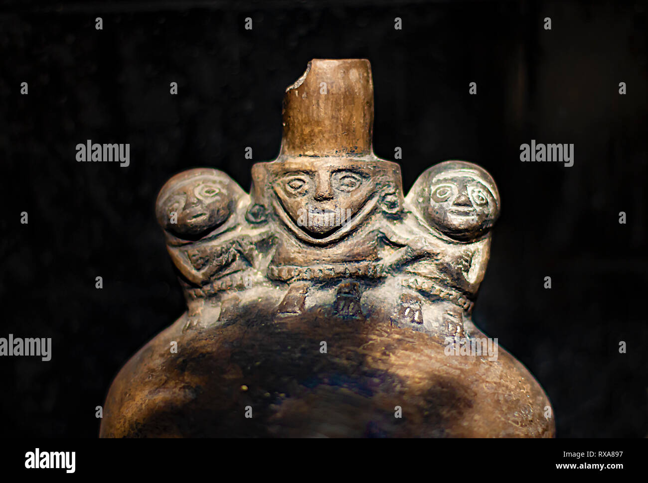 Precolombian drei Gesichter Keramik namens 'Huacos' von Chancay, eine peruanische Kultur. Private Sammlung von Inca Töpferei. Stockfoto