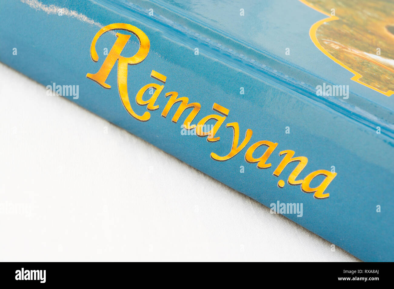Maski, Karnataka, Indien - März 07,2019: Die hinduistischen Epos Ramayana Buch auf isolierten Hintergrund Stockfoto
