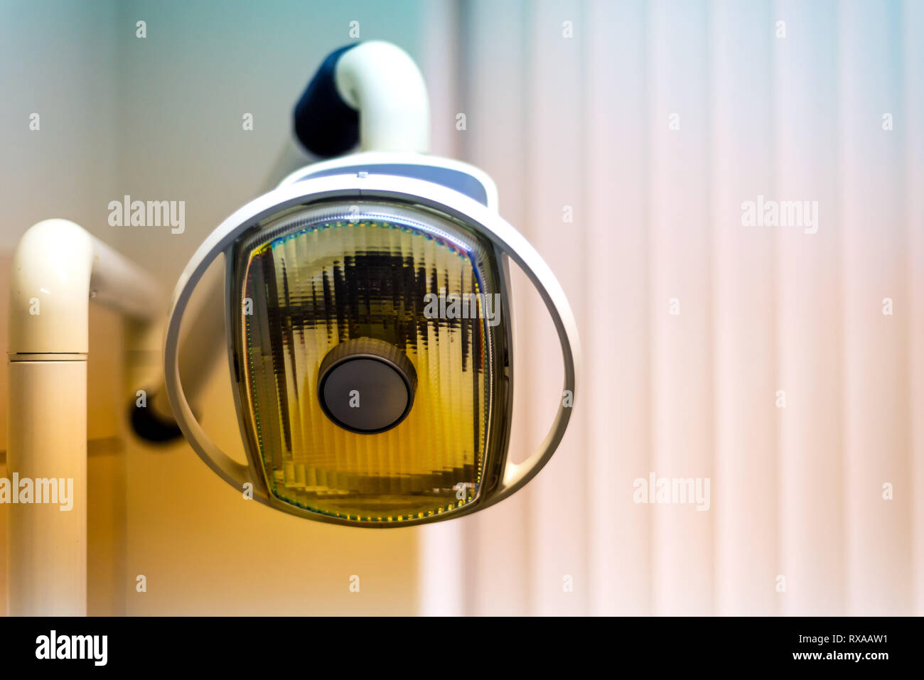 Vintage zahnmedizinische Lampe in der Klinik in der Nähe von Stockfoto