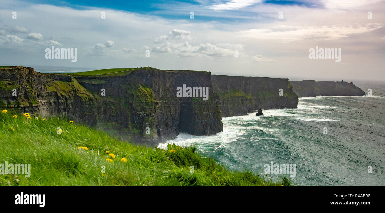 Cliffs of Moher, The Burren, Irland mit krachenden Wellen Stockfoto