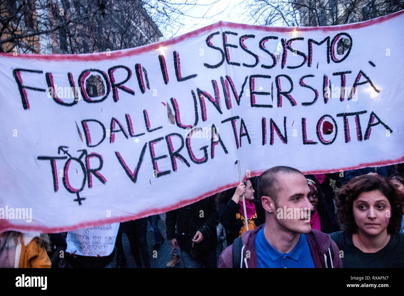 Rom, Italien. 08 Mär, 2019. Globale feministische Streik gegen geschlechtsspezifische Gewalt und feminicides in vielen italienischen Städten und auch in 60 anderen Ländern auf den Internationalen Frauentag. In Rom, die Veranstaltung, organisiert durch das feministische Netz nicht Una di Meno, gingen auf die Straße, mit verschiedenen Slogans: gegen geschlechtsspezifische Gewalt, bessere Arbeits- und Lebensbedingungen, für Selbstbestimmung, für den Zugang frei und Gesundheit, für das Recht auf legale Abtreibung zu beanspruchen, und gegen die rassistische Politik und gegen die Schließung der Grenzen. Credit: Patrizia Cortellessa/Pacific Press/Alamy leben Nachrichten Stockfoto