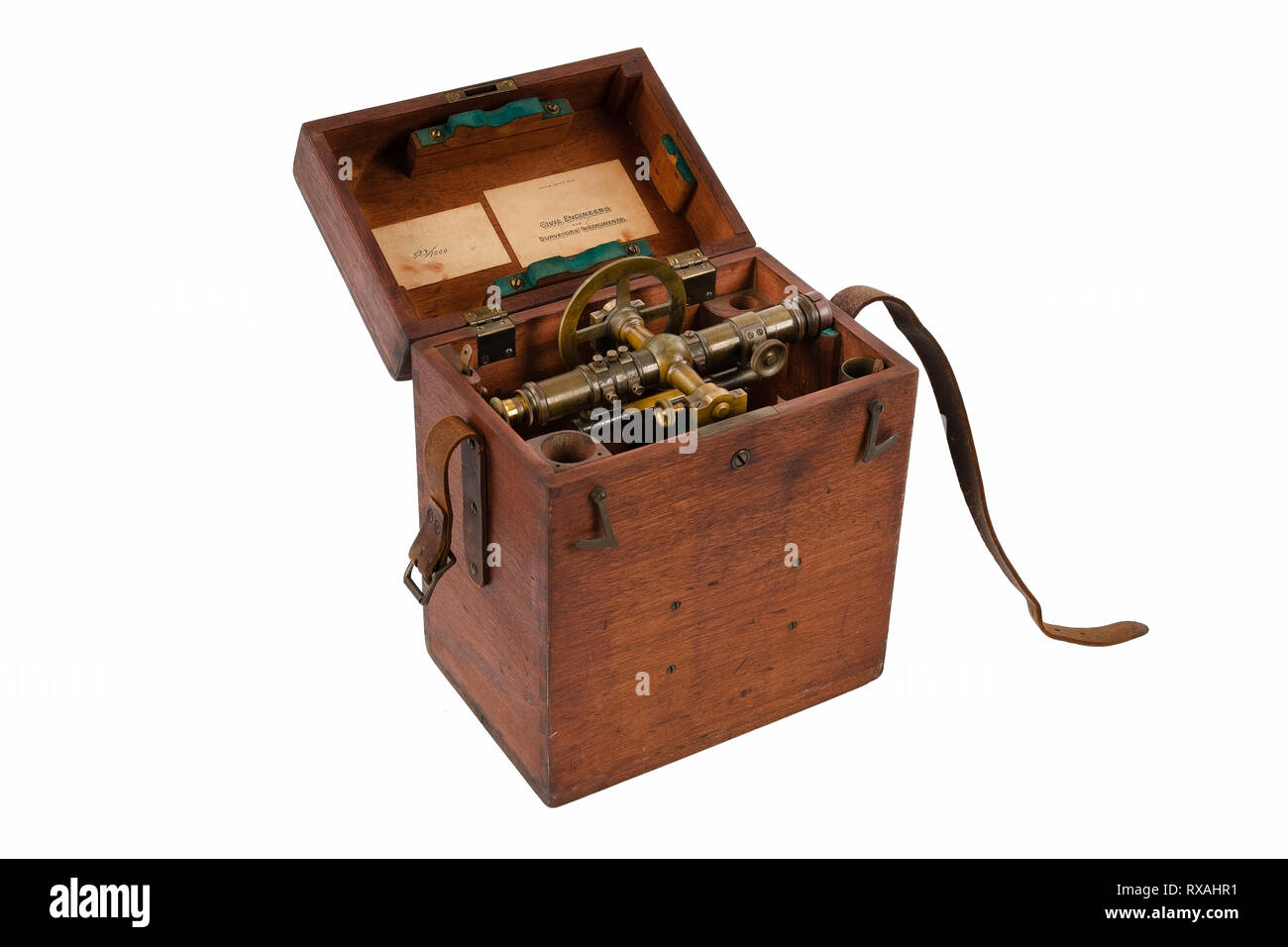 Vintage Brass Vermessung Ebene (Transit, Theodolit) mit Kompass und natürlichen Messing antik patiniert, mit seinem Holz Aufbewahrungsbox isoliert auf einem weißen backgrou Stockfoto