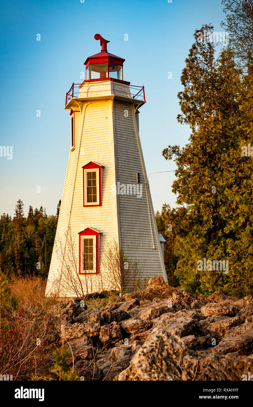 Historischen Leuchtturm (1881), die sich an Stelle der großen Wanne Hafen in Tobermory, Teil der Bruce Peninsula National Park, Georgian Bay, Ontario, Kanada Stockfoto
