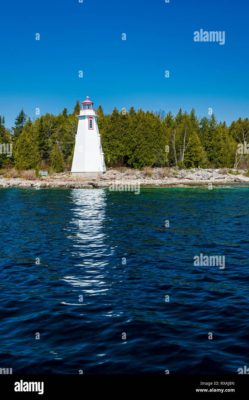 Leuchtturm (1885) an der grossen Wanne Hafen, Fathom Five National Marine Park, Tobermory, Ontario, Kanada Stockfoto