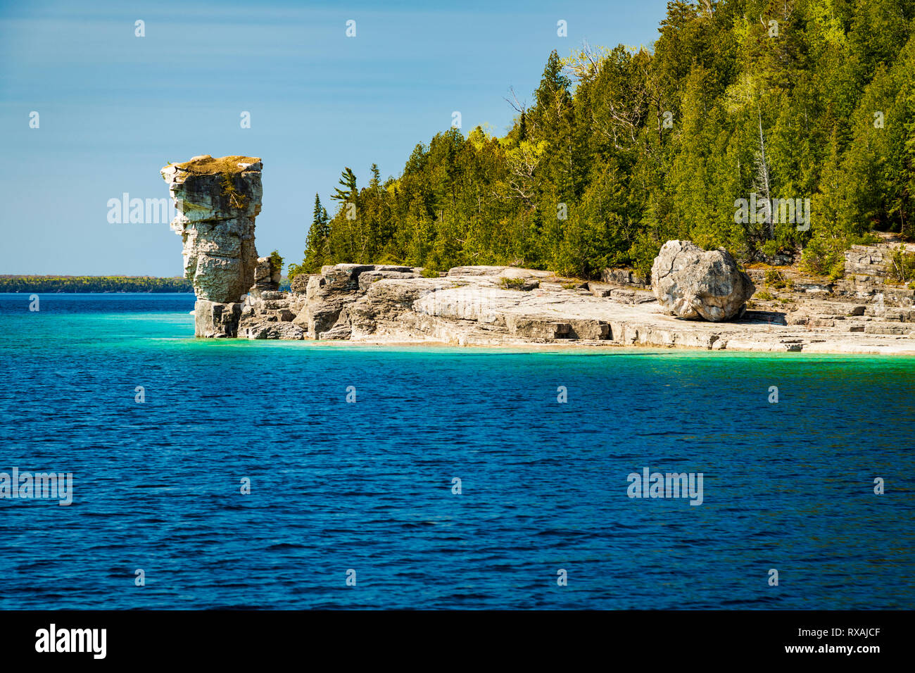Große "Blumentopf" (Meer stack) vom Wasser aus gesehen, Blumentopf Insel, Fathom Five National Marine Park, Ontario, Kanada Stockfoto