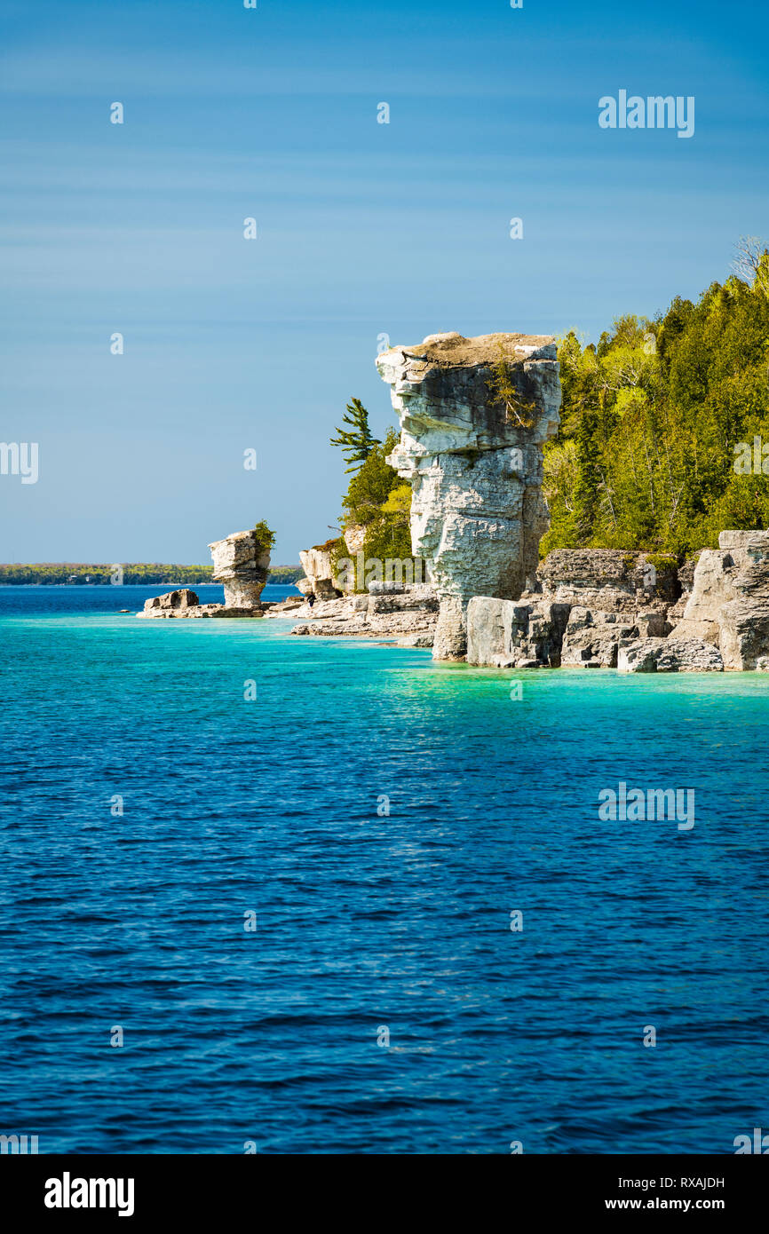 Große "Blumentopf" (Meer stack) vom Wasser aus gesehen, Blumentopf Insel, Fathom Five National Marine Park, Ontario, Kanada Stockfoto