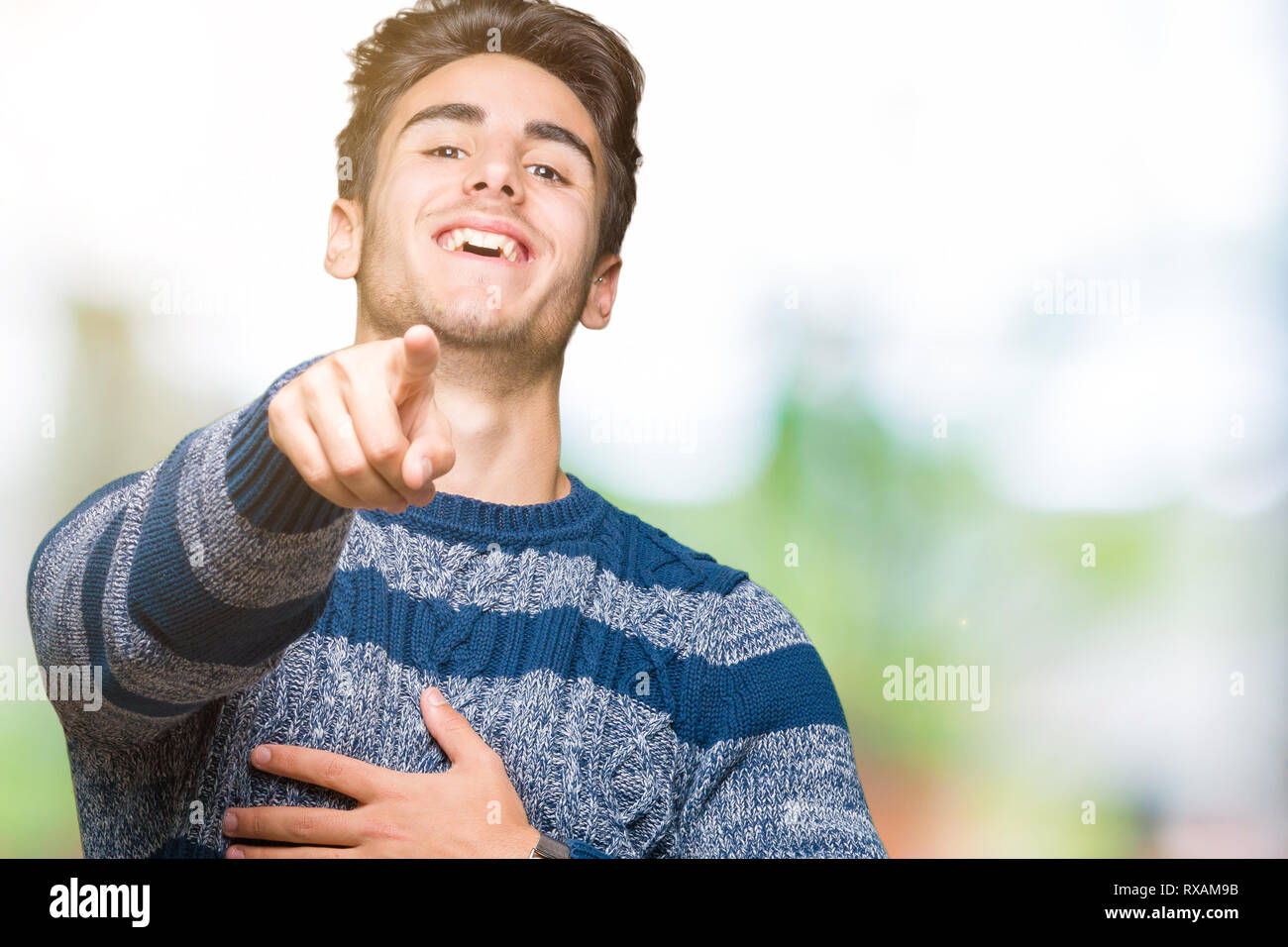 Jungen gutaussehenden Mann über isolierte Hintergrund lacht sie und zeigt auf die Kamera mit dem Finger der Hand über die Brust, Scham Ausdruck Stockfoto