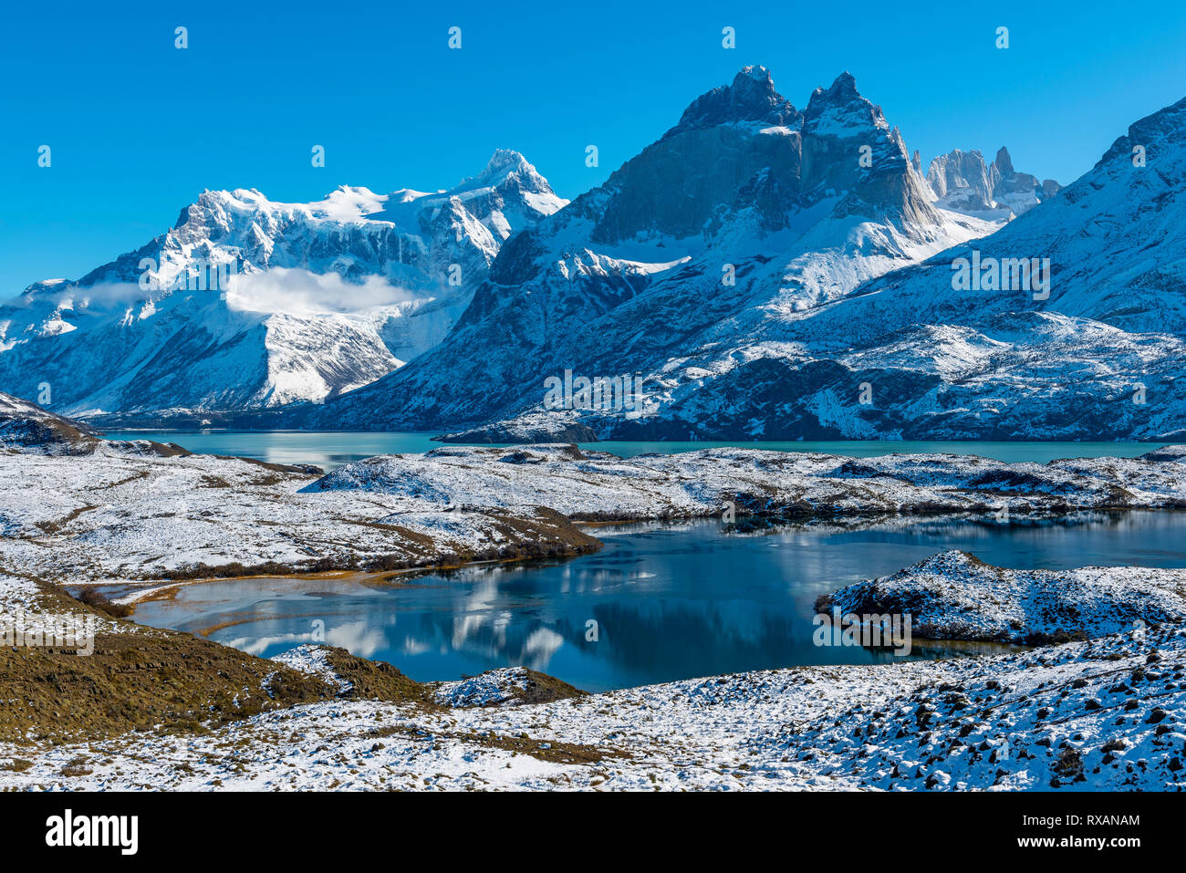 Nordenskjold See und Pehoe See mit den Cuernos und Torres del Paine schneebedeckte Gipfel im Winter, Torres del Paine Nationalpark, Patagonien, Chile. Stockfoto