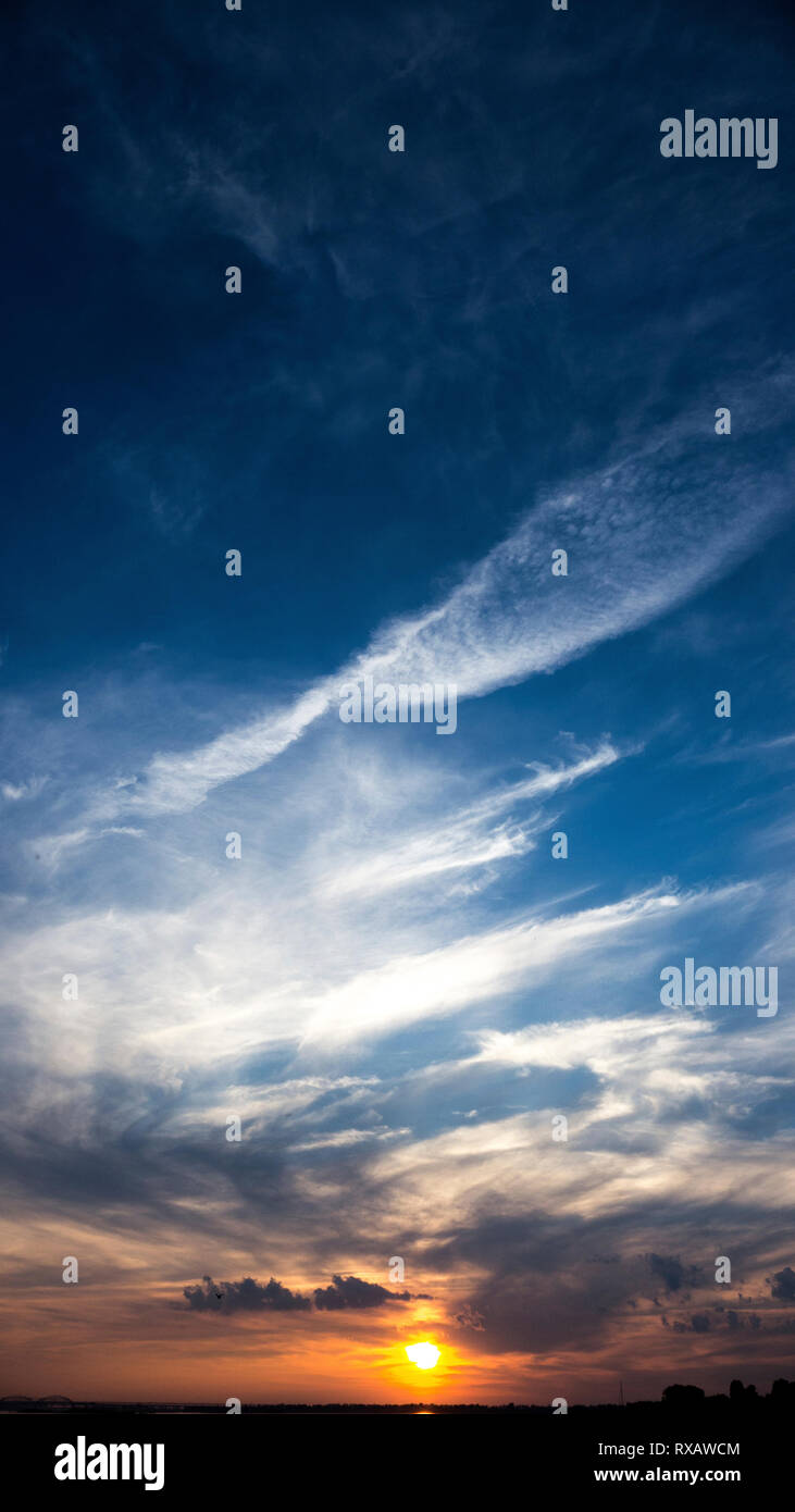 Malerische Aussicht auf romantische Himmel bei Sonnenuntergang Stockfoto
