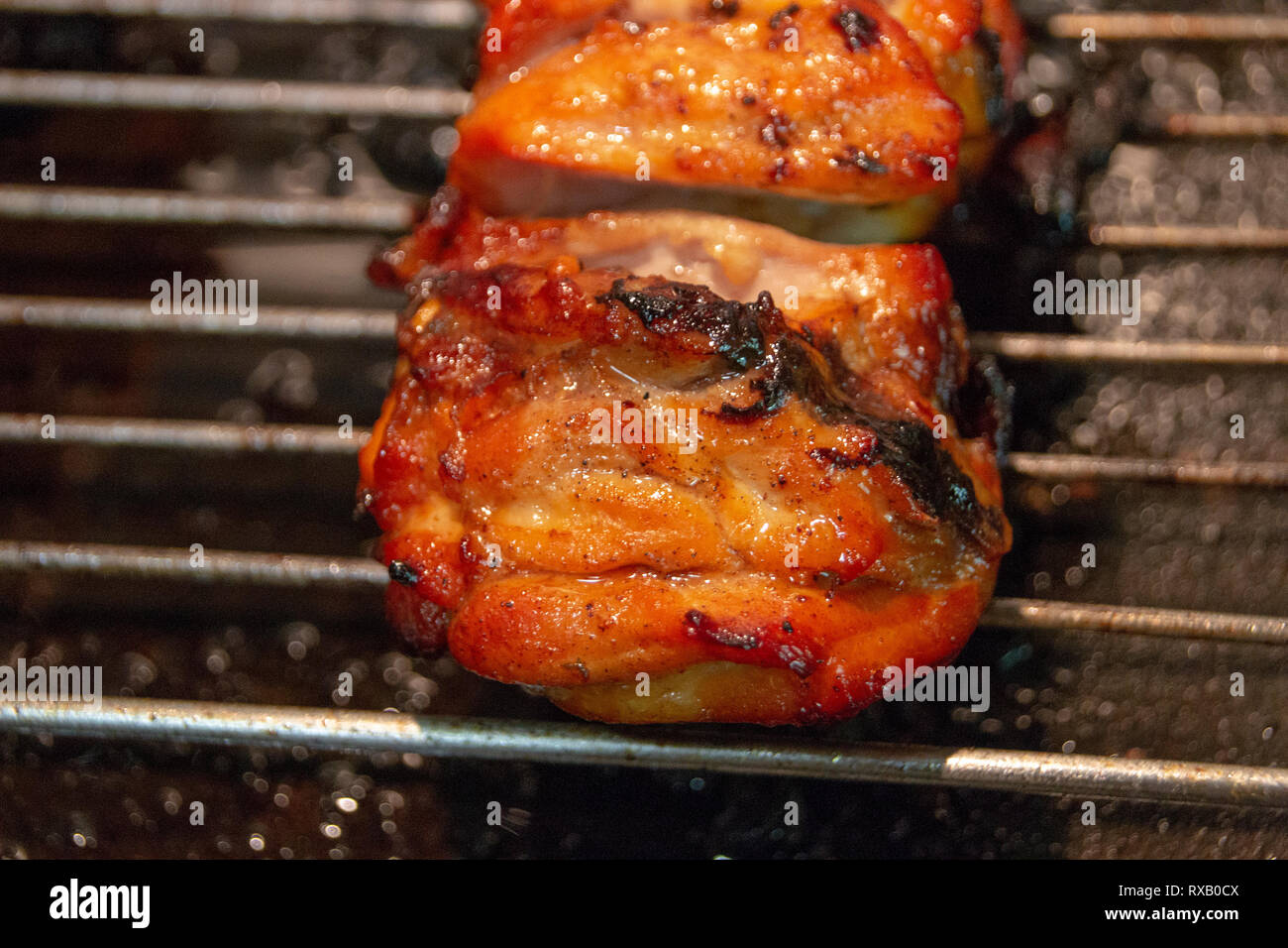 Eine Nahaufnahme eines Teils der gekochte Stücke Huhn zusammen auf einem Holz Stick oder Kebab auf dem Backblech Abkühlen beofre surved für Abendessen, Stockfoto