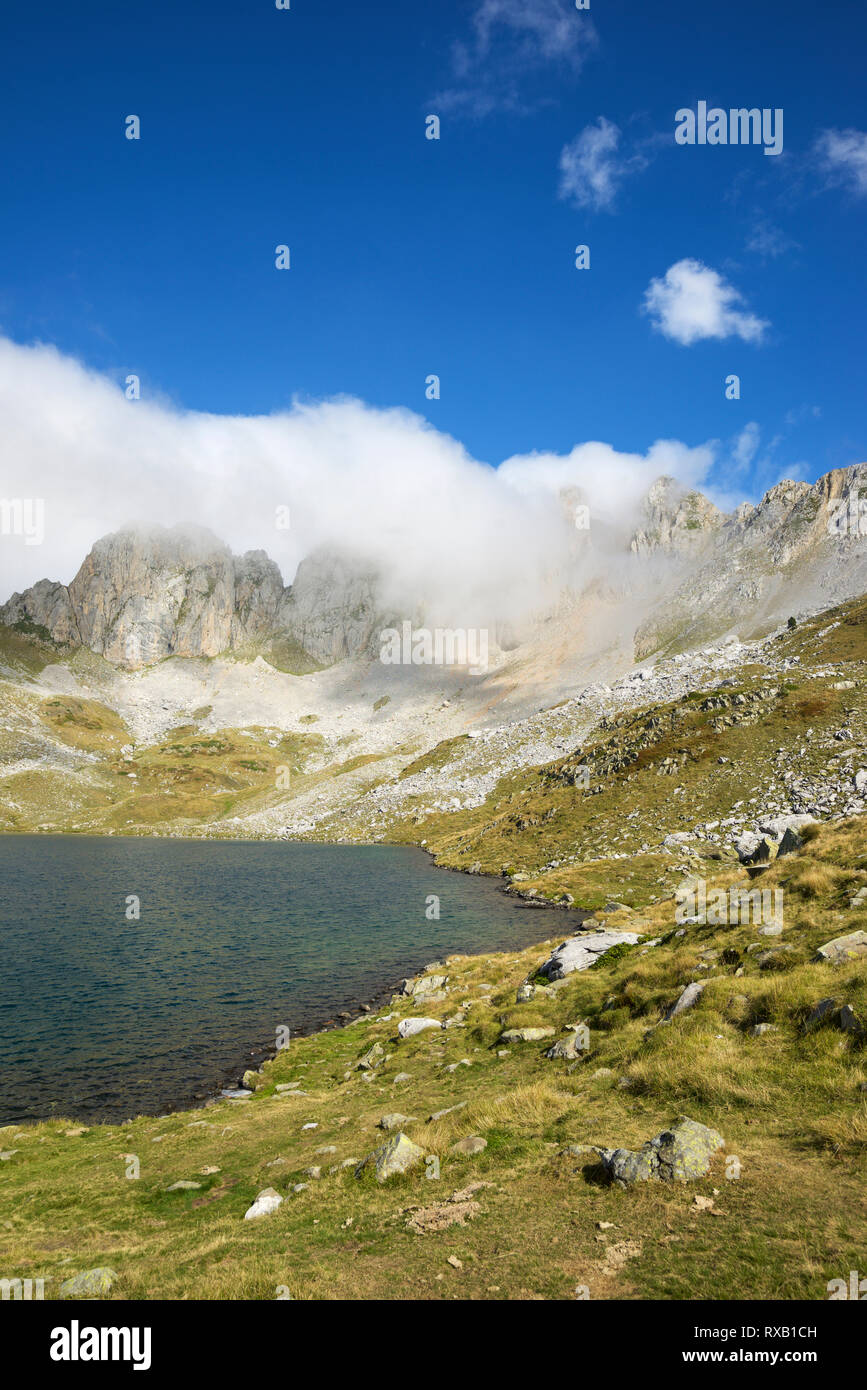 Herrliche Sicht auf See von Bergen gegen Himmel Stockfoto