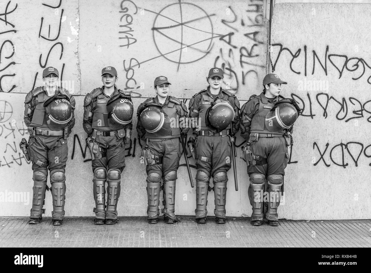 Polizei Frauen in einer Reihe warten an Tag 8. März der internationale Frauentag in Santiago Stadtzentrum Straßen, Chile Stockfoto