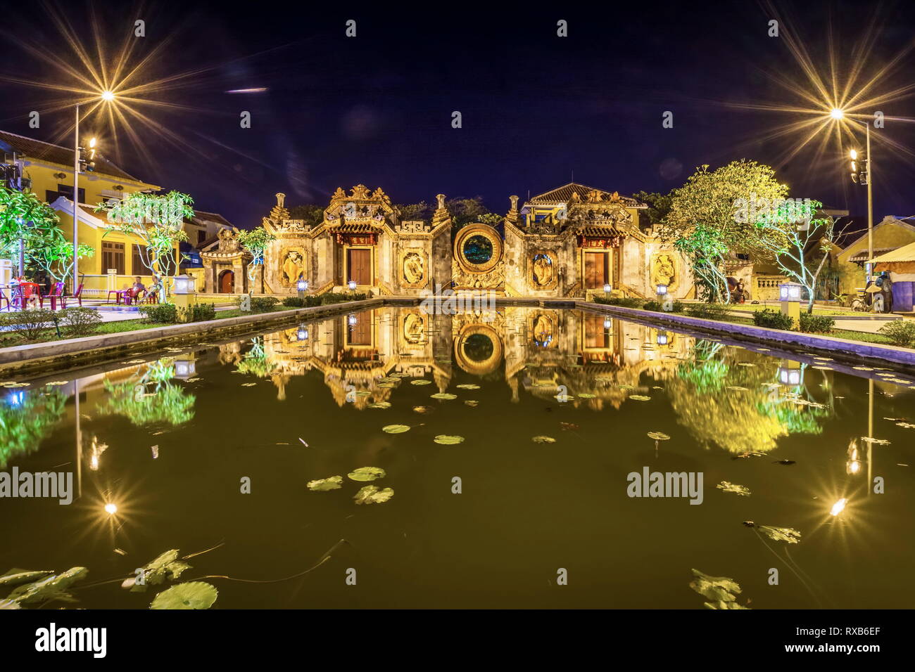 Ba Mu Temple Gate in Hoi An, Vietnam Nacht Foto, Langzeitbelichtung Stockfoto