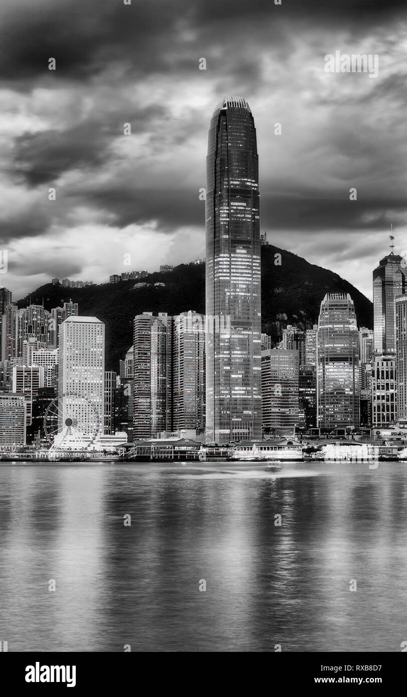 Das höchste Hochhaus Tower auf der Hong Kong Stadtbild im Zentrum von CBD Bezirk gegen die höchsten Berg an einem bewölkten Morgen, wenn die Lichter in Bl spiegeln Stockfoto