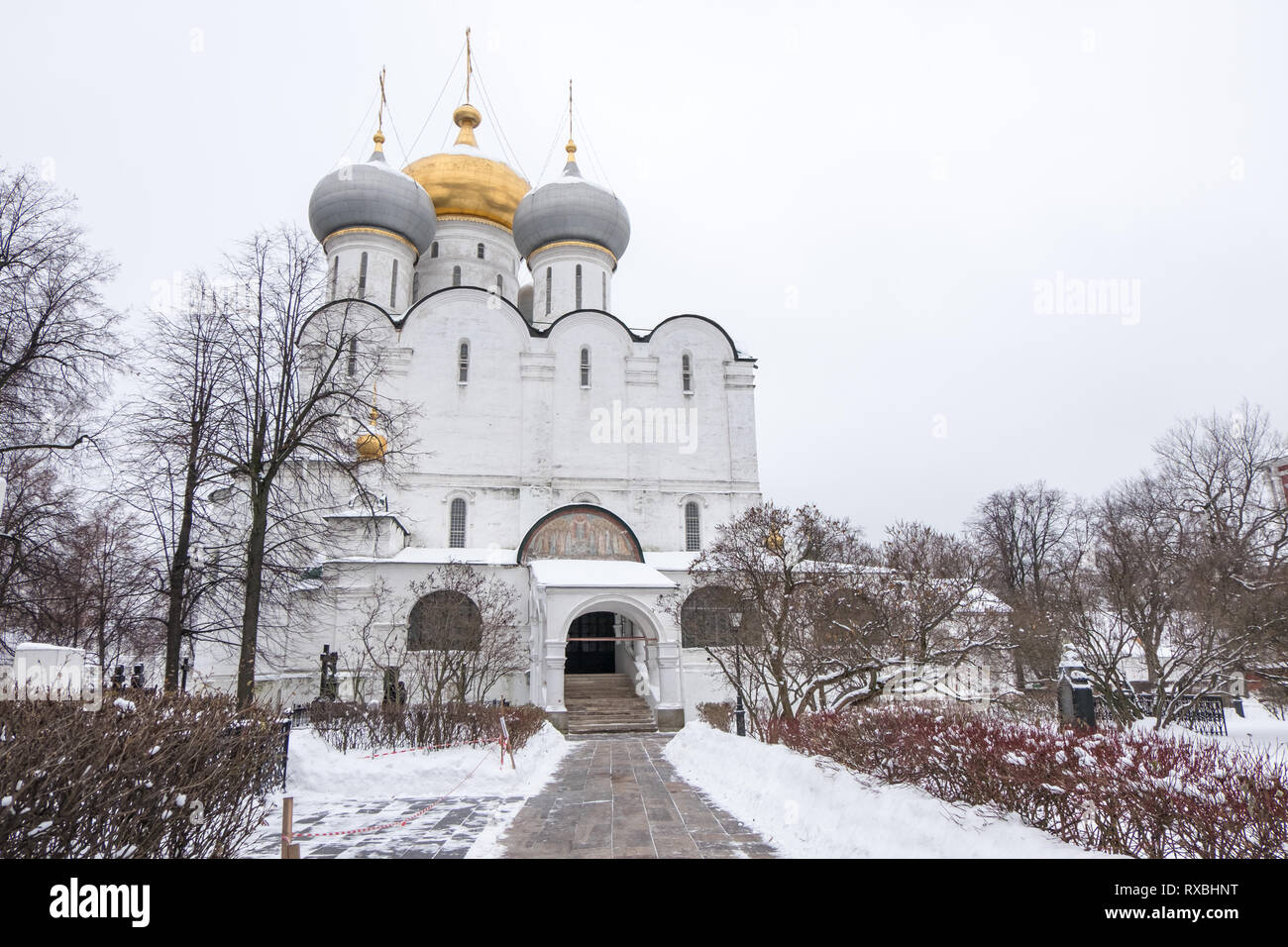 Nowodewitschi Kloster, das bekannteste Kloster von Moskau, Russland und wurde zum UNESCO-Weltkulturerbe. Voller Schnee im Winter. Stockfoto