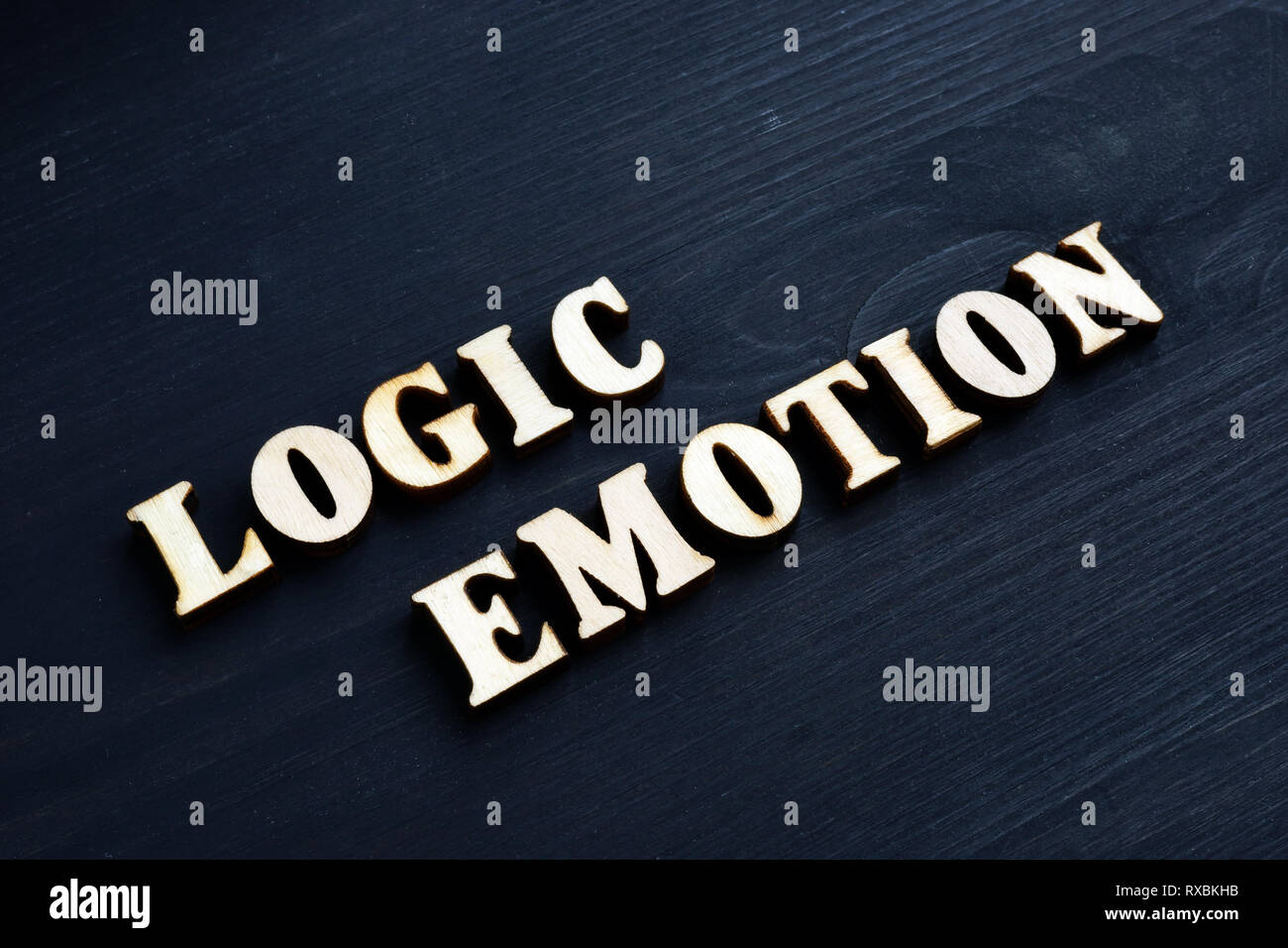 Logik und Emotionen Wörter aus Holz Buchstaben. Stockfoto